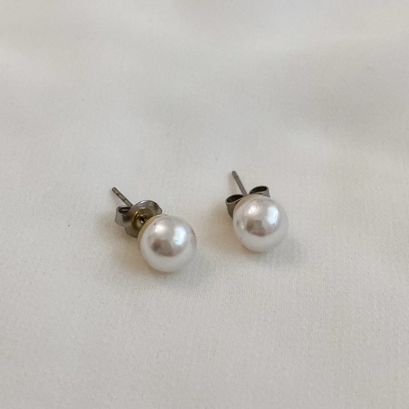 Vintage Jewelry - VTG Ivory Pearl Ball Gold Stud Earrings
